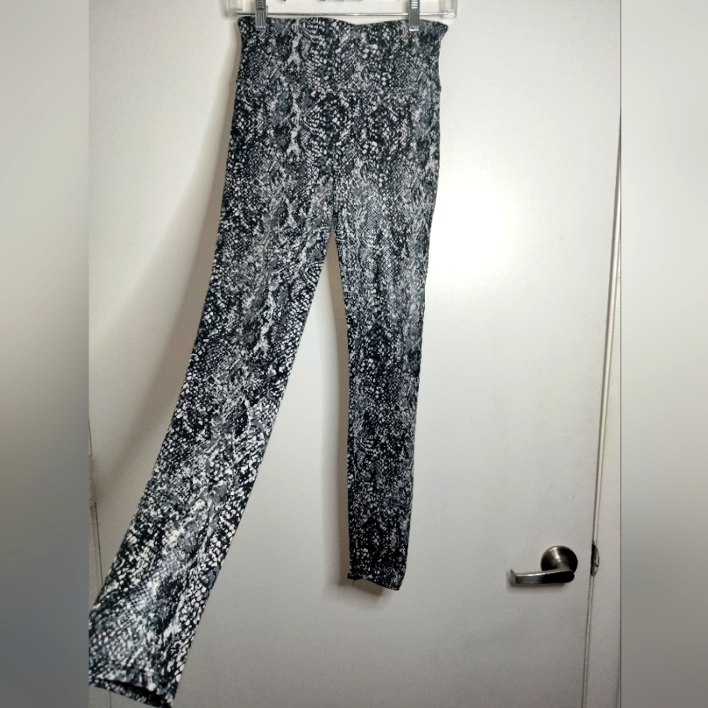Spanx (Size M) Multicolored Snake Patterned & Texture Stretch Pull-on Leggings